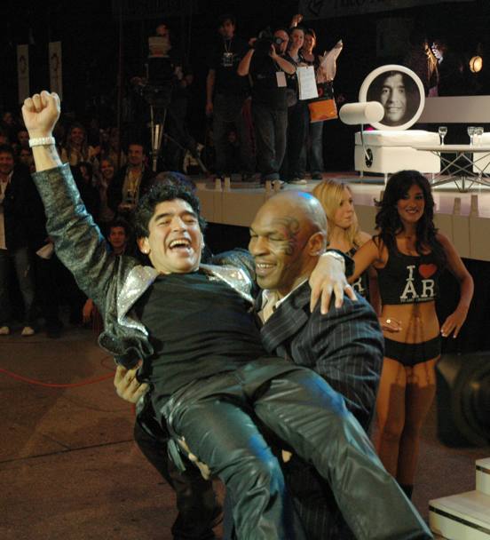 Con Diego Armando Maradona durante uno show televisivo nel 2005 (Ap)